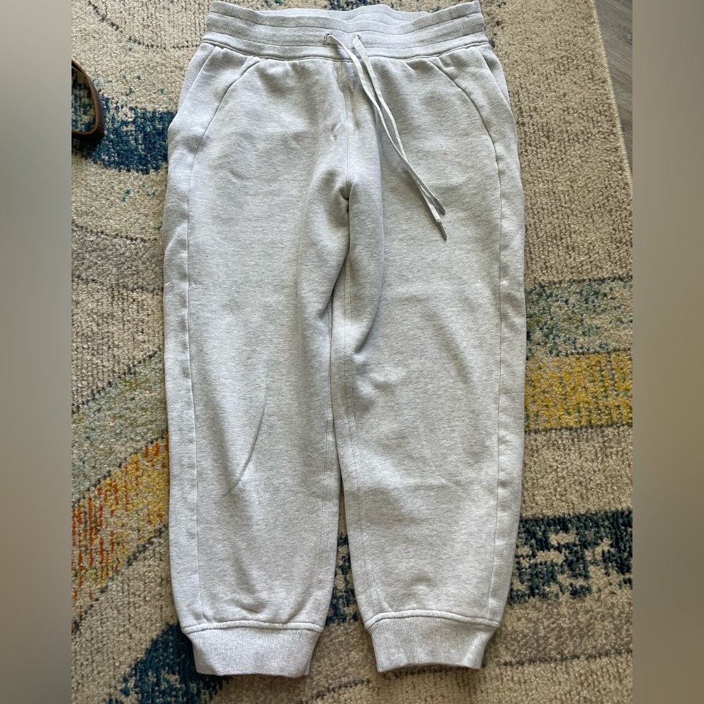 Lululemon scuba cropped sweatpants, size 8
